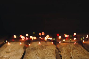 arka plan görüntüsü. Yeni yıl tarzı masaüstü duvar kağıtları. Ahşap fotoğraf çelenk ve bokeh siyah arka plan. Noel ağacı oyuncaklar. Yeni yıl.