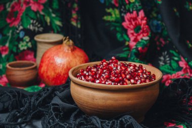 nar taneleri bir vintage kumaş arka plan, nar meyve, seramik sürahi, seramik plaka, etnik şal, Romma şal, seramik bir kasede hayat hala