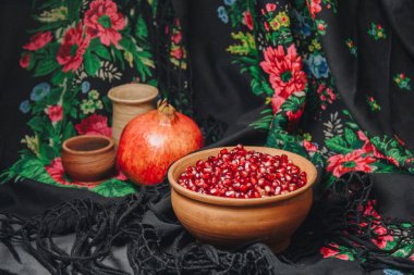 nar taneleri bir vintage kumaş arka plan, nar meyve, seramik sürahi, seramik plaka, etnik şal, Romma şal, seramik bir kasede hayat hala