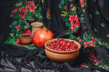 nar taneleri bir vintage kumaş arka plan, nar meyve, seramik sürahi, seramik plaka, etnik şal, Romma şal, seramik bir kasede hayat hala