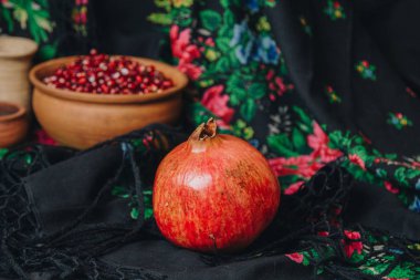 nar taneleri bir vintage kumaş arka plan, nar meyve, seramik sürahi, seramik plaka, etnik şal, Romma şal, seramik bir kasede hayat hala