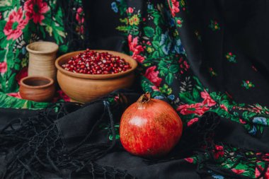 nar taneleri bir vintage kumaş arka plan, nar meyve, seramik sürahi, seramik plaka, etnik şal, Romma şal, seramik bir kasede hayat hala