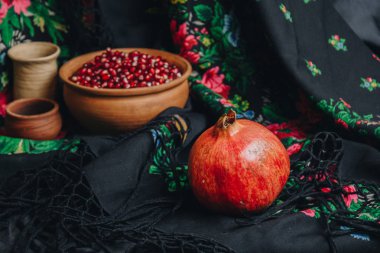 nar taneleri bir vintage kumaş arka plan, nar meyve, seramik sürahi, seramik plaka, etnik şal, Romma şal, seramik bir kasede hayat hala