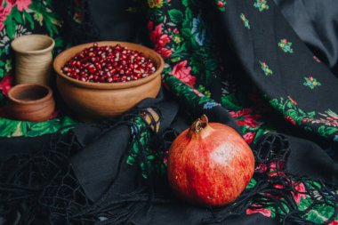 nar taneleri bir vintage kumaş arka plan, nar meyve, seramik sürahi, seramik plaka, etnik şal, Romma şal, seramik bir kasede hayat hala
