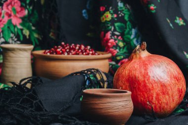nar taneleri bir vintage kumaş arka plan, nar meyve, seramik sürahi, seramik plaka, etnik şal, Romma şal, seramik bir kasede hayat hala