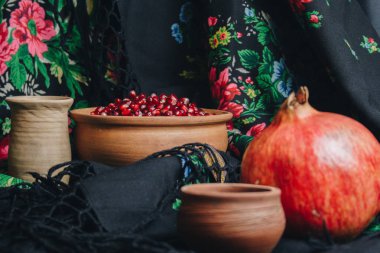 nar taneleri bir vintage kumaş arka plan, nar meyve, seramik sürahi, seramik plaka, etnik şal, Romma şal, seramik bir kasede hayat hala