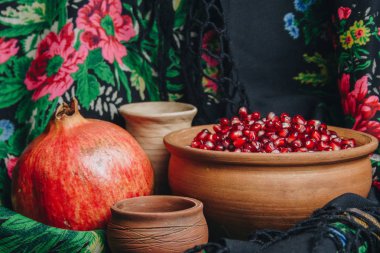 nar taneleri bir vintage kumaş arka plan, nar meyve, seramik sürahi, seramik plaka, etnik şal, Romma şal, seramik bir kasede hayat hala