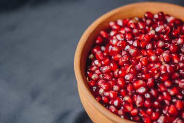 nar taneleri bir siyah kumaş arka plan, nar meyve, seramik sürahi, seramik plaka, izole natürmort seramik bir kasede yakın çekim