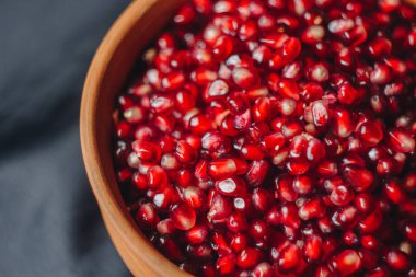 nar taneleri bir siyah kumaş arka plan, nar meyve, seramik sürahi, seramik plaka, izole natürmort seramik bir kasede yakın çekim