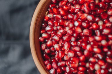 nar taneleri bir siyah kumaş arka plan, nar meyve, seramik sürahi, seramik plaka, izole natürmort seramik bir kasede yakın çekim