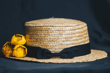 yeşil yaprak ile sarı nilüfer çiçek buketi. taze sökük. Bir hasır şapka. kumaş siyah arka plan üzerine kapatın. Sarı nilüfer. ufuk bitki, kırmızı veri kitap. çiçek kompozisyon düz yatıyordu