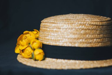 yeşil yaprak ile sarı nilüfer çiçek buketi. taze sökük. Bir hasır şapka. kumaş siyah arka plan üzerine kapatın. Sarı nilüfer. ufuk bitki, kırmızı veri kitap. çiçek kompozisyon düz yatıyordu