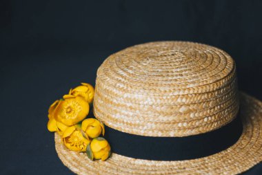 yeşil yaprak ile sarı nilüfer çiçek buketi. taze sökük. Bir hasır şapka. kumaş siyah arka plan üzerine kapatın. Sarı nilüfer. ufuk bitki, kırmızı veri kitap. çiçek kompozisyon düz yatıyordu