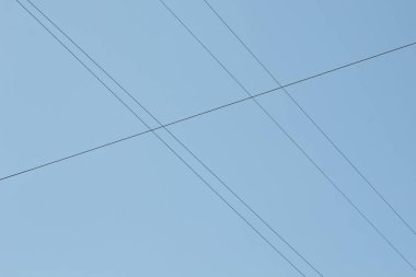 elektrik kablo. Mavi açık gökyüzü bulutlar olmadan karşı teller. doku