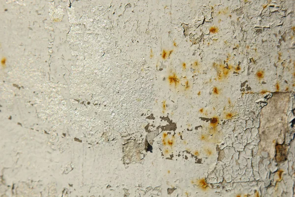 Velha tinta branca rachada em ferro enferrujado de perto. estrutura de fundo — Fotografia de Stock