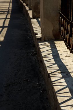zeminde ızgarada geometrik gölgeler. yukarıdan görüntüle. arka plan, doku.