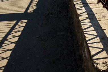 zeminde ızgarada geometrik gölgeler. yukarıdan görüntüle. arka plan, doku.