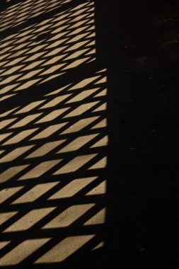 zeminde ızgarada geometrik gölgeler. yukarıdan görüntüle. arka plan, doku.