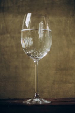 rustik ahşap kahverengi arka planda beyaz şarap kırpılmış cam. dinlenme, tatil, parti. alkollü içecek çekim. Kopyalama alanı