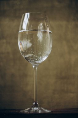 rustik ahşap kahverengi arka planda beyaz şarap kırpılmış cam. dinlenme, tatil, parti. alkollü içecek çekim. Kopyalama alanı