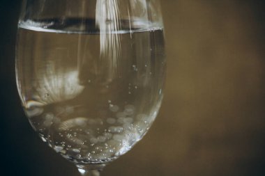 rustik ahşap kahverengi arka planda beyaz şarap kırpılmış cam. dinlenme, tatil, parti. alkollü içecek çekim. Kopyalama alanı