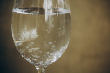 rustik ahşap kahverengi arka planda beyaz şarap kırpılmış cam. dinlenme, tatil, parti. alkollü içecek çekim. Kopyalama alanı