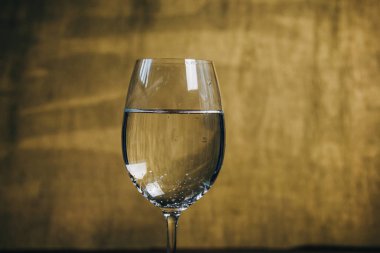 rustik ahşap kahverengi arka planda beyaz şarap kırpılmış cam. dinlenme, tatil, parti. alkollü içecek çekim. Kopyalama alanı