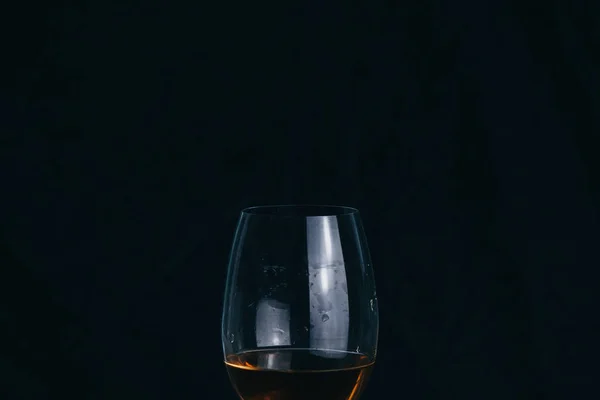 Siyah bir arka planda beyaz şarap kırpılmış cam. dinlenme, tatil, parti. Alkollü içmek izole içmek. — Stok fotoğraf