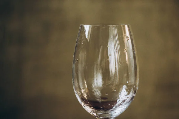 Rustik ahşap kahverengi arka planda beyaz şarap kırpılmış cam. dinlenme, tatil, parti. alkollü içecek çekim. Kopyalama alanı — Stok fotoğraf