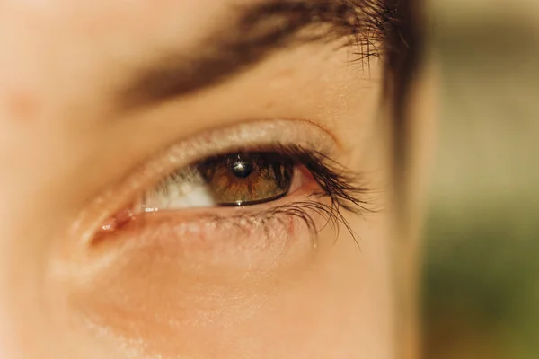 Pareces un chico joven mirando recto. Retrato recortado de un hombre caucásico al sol. abrir los ojos de cerca — Foto de Stock