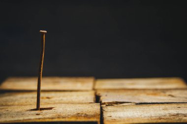 Eski uzun paslı eğrisi tırnak rustik ahşap arka plan yakın-up bir ahşap bar içine dövülmüş. Makro