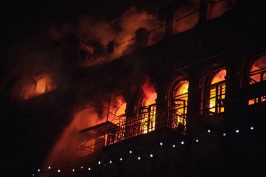 çelenk arka plan karşı kışın gece eski binanın pencereleri yangın. yangın söndürme. Kiev, 20 Ocak 2018