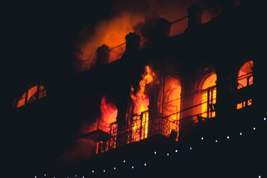 çelenk arka plan karşı kışın gece eski binanın pencereleri yangın. yangın söndürme. Kiev, 20 Ocak 2018