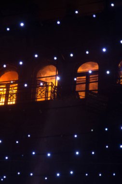 çelenk arka plan karşı kışın gece eski binanın pencereleri yangın. yangın söndürme. Kiev, 20 Ocak 2018