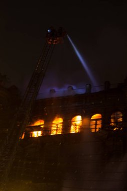 çelenk arka plan karşı kışın gece eski binanın pencereleri yangın. yangın söndürme. Kiev, 20 Ocak 2018