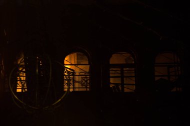 çelenk arka plan karşı kışın gece eski binanın pencereleri yangın. yangın söndürme. Kiev, 20 Ocak 2018