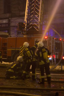 İtfaiyeciler iş başında. kış gecesi yangın suyu söndürme. Yangın kulesi, yangın hortumu. Kiev 20 Ocak 2018