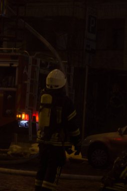 İtfaiyeciler iş başında. kış gecesi yangın suyu söndürme. Yangın kulesi, yangın hortumu. Kiev, 20 Ocak 2018