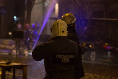 İtfaiyeciler iş başında. kış gecesi yangın suyu söndürme. Yangın kulesi, yangın hortumu. Kiev, 20 Ocak 2018