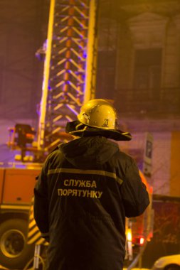 İtfaiyeciler iş başında. kış gecesi yangın suyu söndürme. Yangın kulesi, yangın hortumu. Kiev, 20 Ocak 2018