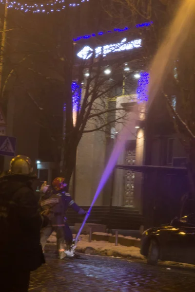 Firefighters at work. extinguishing fire water in the winter night. fire tower, fire hose. Kiev, January 20, 2018 — Stock Photo, Image