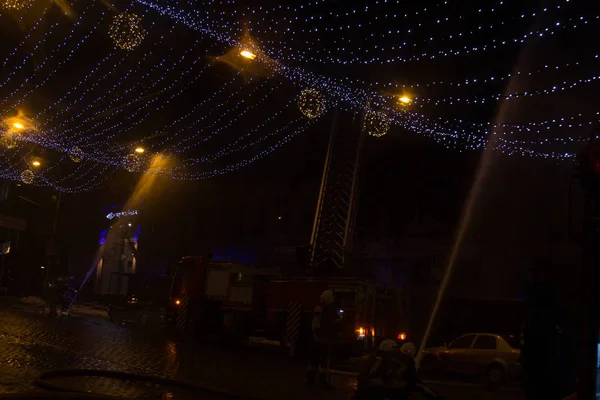 Pompiers au travail. éteindre l'eau de feu dans la nuit d'hiver. tour de feu, tuyau d'incendie. Kiev, le 20 janvier 2018 — Photo
