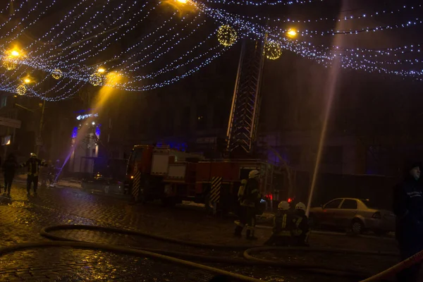 Vigili del fuoco al lavoro. spegnere l'acqua del fuoco nella notte d'inverno. Torre antincendio, manichetta antincendio. Kiev, 20 gennaio 2018 — Foto Stock