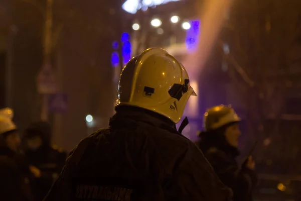Bomberos en el trabajo. extinguiendo el agua de fuego en la noche de invierno. torre de bomberos, manguera de incendios. Kiev, 20 de enero de 2018 —  Fotos de Stock