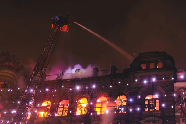 職場の消防士。冬の夜に消火する。消防塔、消防ホース。キエフ、2018年1月20日 — ストック写真