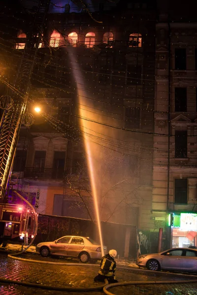 Πυροσβέστες στη δουλειά. πυροσβεστικών υδάτων τη χειμωνιάτικη νύχτα. πυροσβεστικό πύργο, σωλήνας πυρκαγιάς. Κίεβο, 20 Ιανουαρίου, 2018 — Φωτογραφία Αρχείου