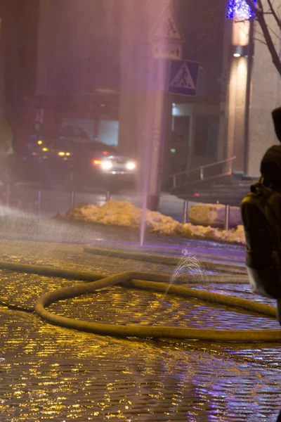 消防员在工作。在冬季的晚上扑灭火水。消防塔，消防软管。基辅， 2018年1月20日 — 图库照片