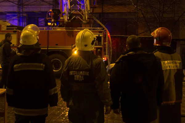 Bomberos en el trabajo. extinguiendo el agua de fuego en la noche de invierno. torre de bomberos, manguera de incendios. Kiev, 20 de enero de 2018 — Foto de Stock