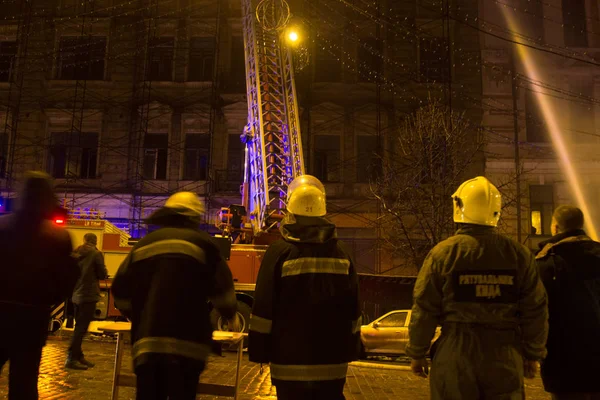 Vigili del fuoco al lavoro. spegnere l'acqua del fuoco nella notte d'inverno. Torre antincendio, manichetta antincendio. Kiev, 20 gennaio 2018 — Foto Stock