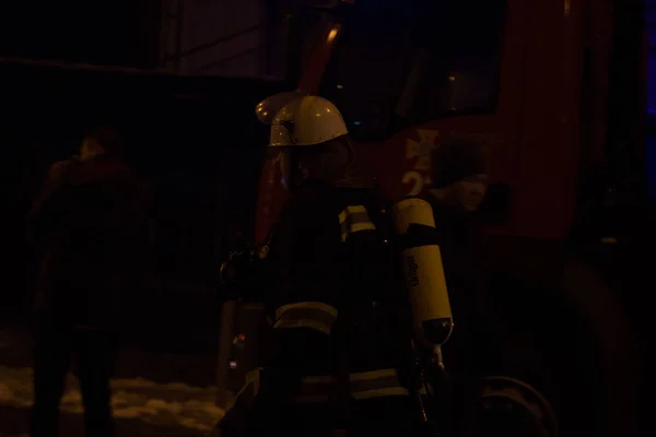 消防员在工作。在冬季的晚上扑灭火水。消防塔，消防软管。基辅， 2018年1月20日 — 图库照片